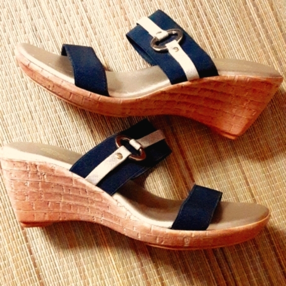 Italian Shoemakers Shoes - Italian Shoemakers Vivian-Made In Italy Size 6.5 Goldtone & Black